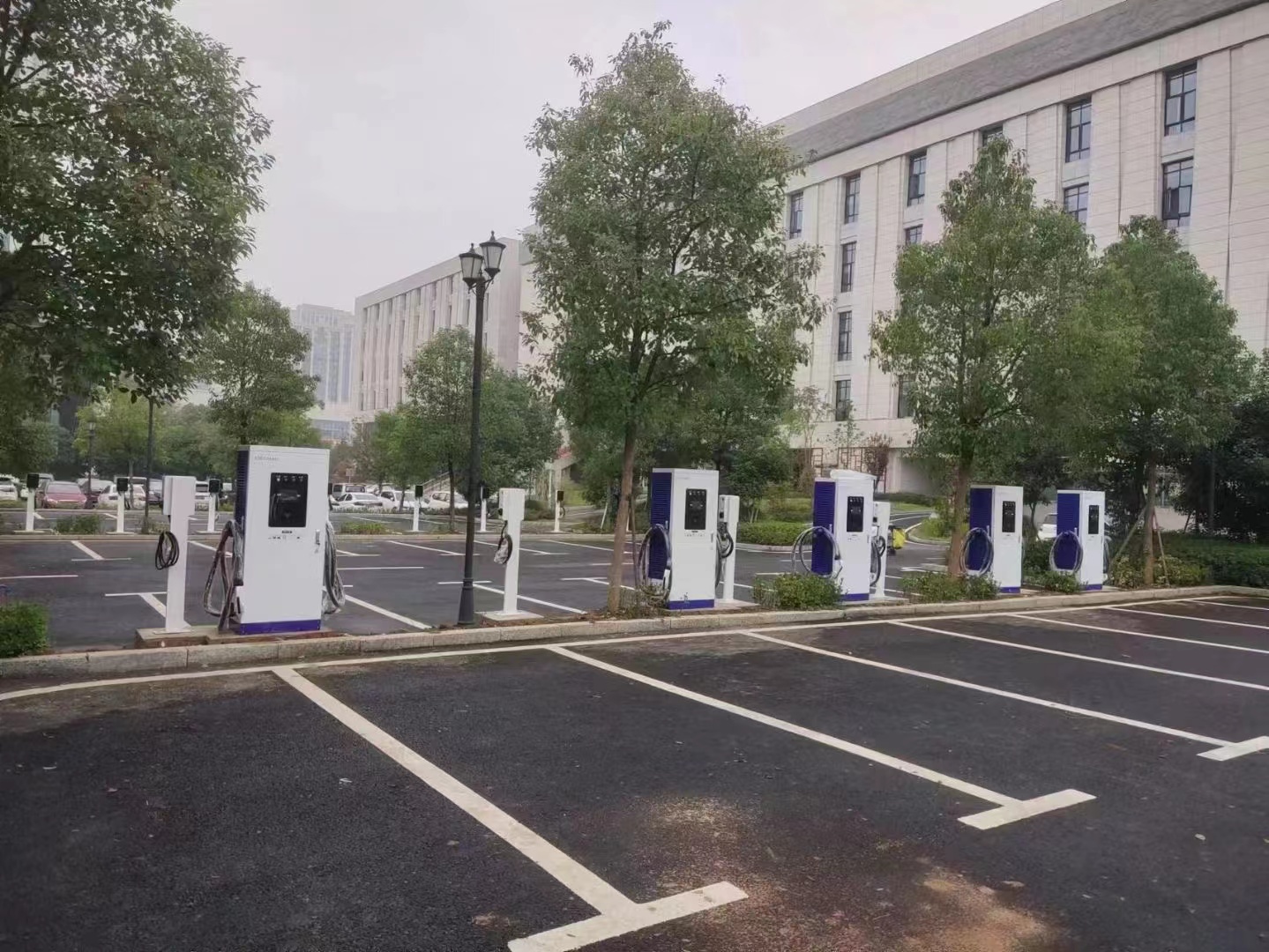 深圳青源新能源電動汽車充電樁廠家合作客戶案例：商貿(mào)中心充電樁應(yīng)用案例